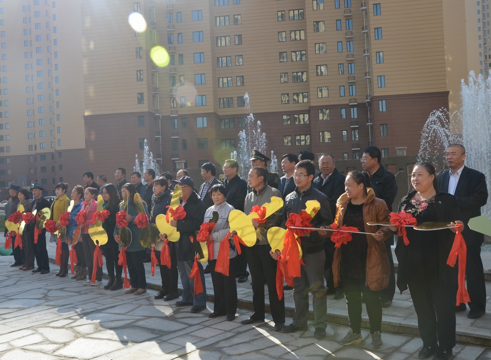 2013年10月25日，城發(fā)公司承建的呼市首個(gè)公租房小區(qū)——康居家園公租房交付使用。申請到公租房的百姓代表領(lǐng)了鑰匙。.JPG