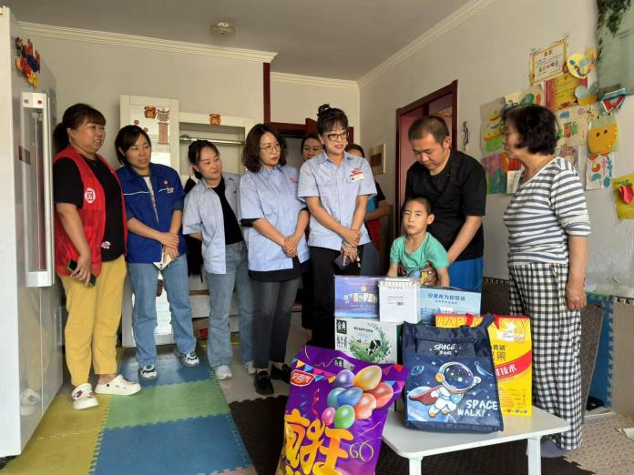 (92)橋靠分公司六一節(jié)前慰問包聯(lián)社區(qū)困難家庭兒童-6659202a97077c511ea2faac.png (92)橋靠分公司六一節(jié)前慰問包聯(lián)社區(qū)困難家庭兒童-6659202a97077c511ea2faac.png